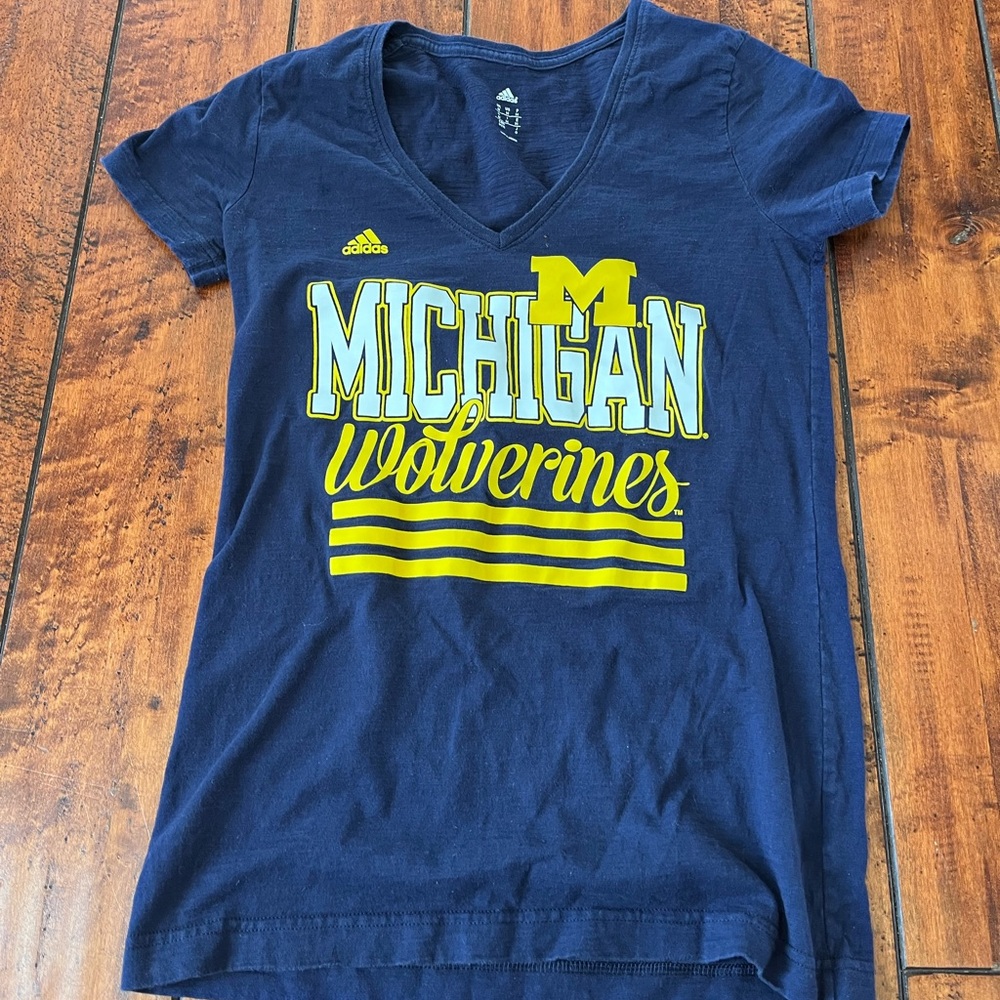 UNIVERSITY OF MICHIGAN WOMENS FITTED TEE
